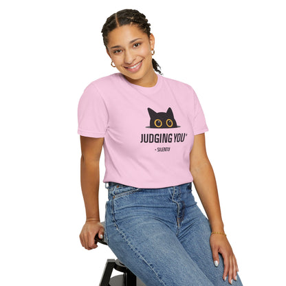 T-Shirt: Judging You. Silently – Funny Black Cat Eyes Graphic Tee – Snarky Unisex Shirt for Introverts & Cat Lovers