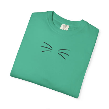 T-Shirt: Just Cat Whiskers – Minimalist Kitty Graphic Tee – Simple Cute Design Unisex Shirt for Everyday Style