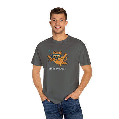 T-Shirt: Let The World Wait - Funny Swimming Cat Graphic Tee - Cute Unisex Shirt for Cat Lovers & Chill Vibes