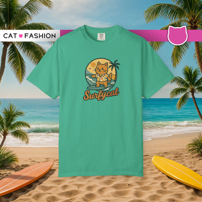 T-Shirt: Surfycat – Cool Cat with Surfboard Graphic Tee – Funny Summer Beach Vibes Unisex Shirt for Cat Lovers & Ocean Fans
