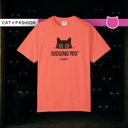 T-Shirt: Judging You. Silently – Funny Black Cat Eyes Graphic Tee – Snarky Unisex Shirt for Introverts & Cat Lovers