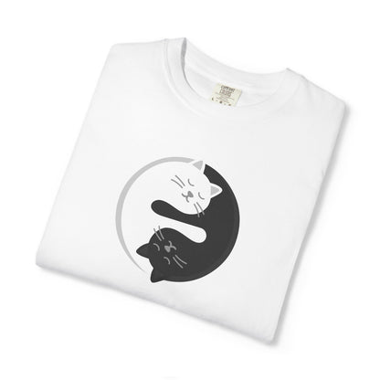 T-Shirt: Yin Yang Cats - Minimalist Zen Kitty Graphic Tee - Cute Black & White Cat Unisex Shirt for Balance and Chill Vibes