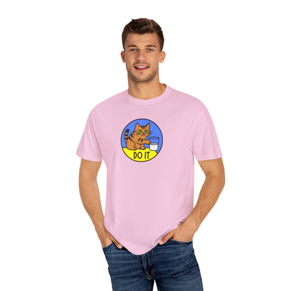 T-Shirt: Do It - Funny Cat Meme Graphic Tee with Kitty and Glass - Mischievous Unisex Shirt for Chaos-Loving Cat People