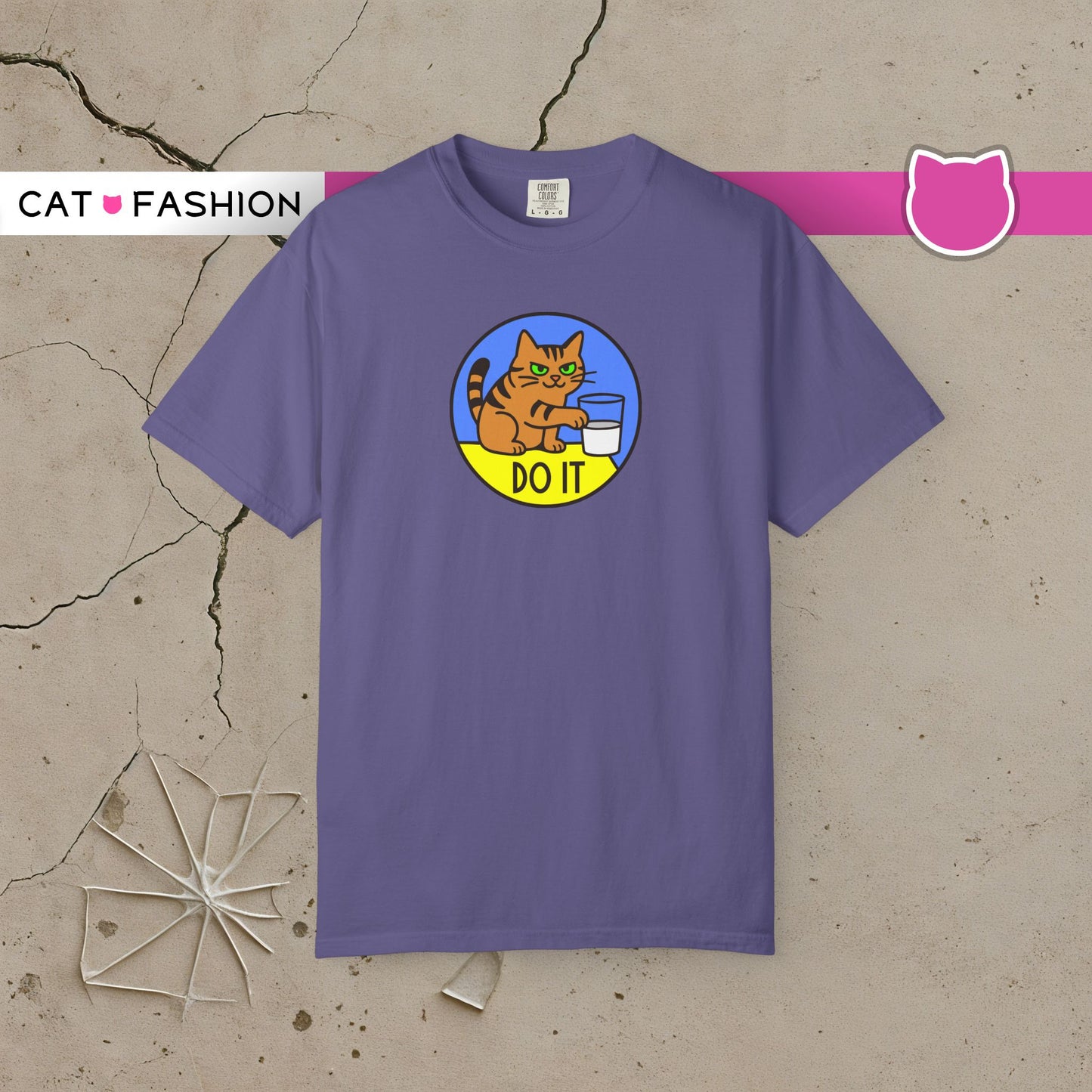 T-Shirt: Do It - Funny Cat Meme Graphic Tee with Kitty and Glass - Mischievous Unisex Shirt for Chaos-Loving Cat People