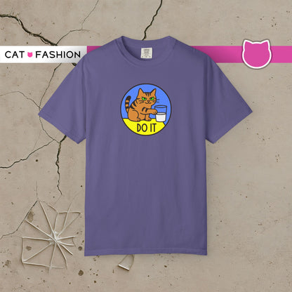 T-Shirt: Do It - Funny Cat Meme Graphic Tee with Kitty and Glass - Mischievous Unisex Shirt for Chaos-Loving Cat People