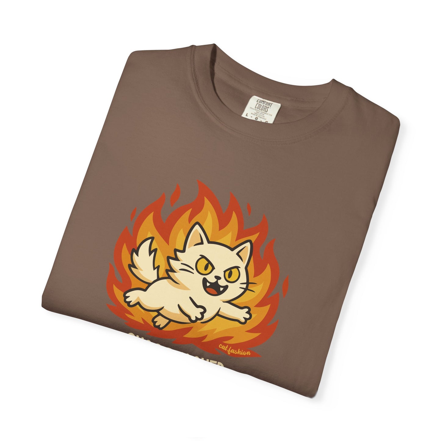T-Shirt: Chaos Maker – Wild Cat in Flames Graphic Tee – Funny Unisex Shirt for Rebels, Gamers & Agents of Mayhem
