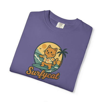 T-Shirt: Surfycat – Cool Cat with Surfboard Graphic Tee – Funny Summer Beach Vibes Unisex Shirt for Cat Lovers & Ocean Fans