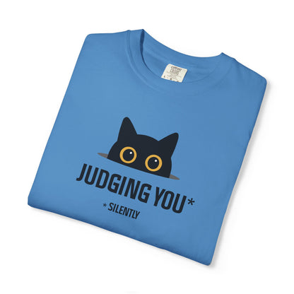 T-Shirt: Judging You. Silently – Funny Black Cat Eyes Graphic Tee – Snarky Unisex Shirt for Introverts & Cat Lovers