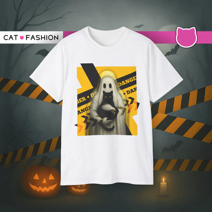 T-Shirt: Danger Cat and Ghost – Spooky Halloween Graphic Tee – Funny Unisex Shirt for Horror Fans