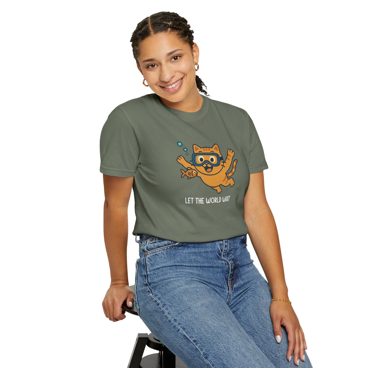 T-Shirt: Let The World Wait - Funny Swimming Cat Graphic Tee - Cute Unisex Shirt for Cat Lovers & Chill Vibes