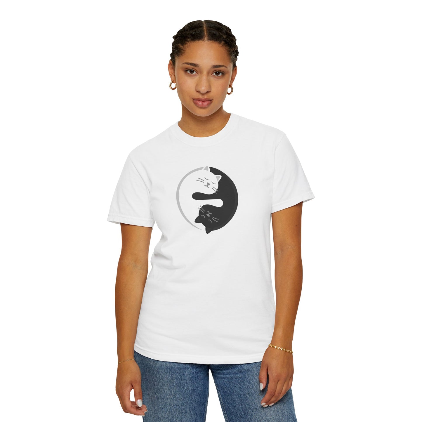 T-Shirt: Yin Yang Cats - Minimalist Zen Kitty Graphic Tee - Cute Black & White Cat Unisex Shirt for Balance and Chill Vibes