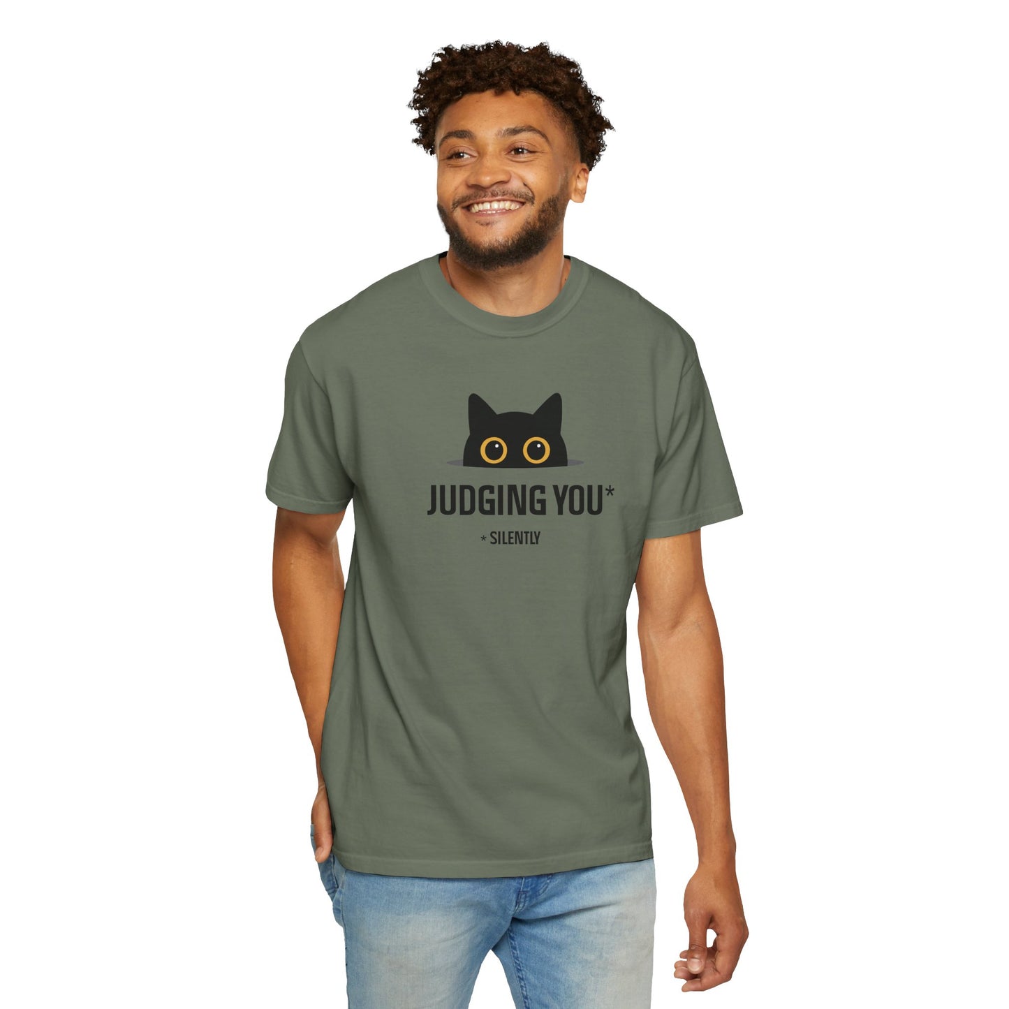 T-Shirt: Judging You. Silently – Funny Black Cat Eyes Graphic Tee – Snarky Unisex Shirt for Introverts & Cat Lovers