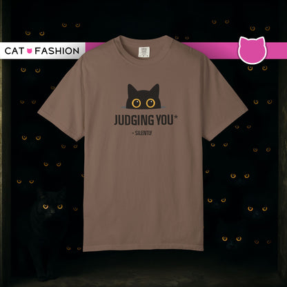 T-Shirt: Judging You. Silently – Funny Black Cat Eyes Graphic Tee – Snarky Unisex Shirt for Introverts & Cat Lovers
