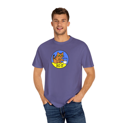 T-Shirt: Do It - Funny Cat Meme Graphic Tee with Kitty and Glass - Mischievous Unisex Shirt for Chaos-Loving Cat People