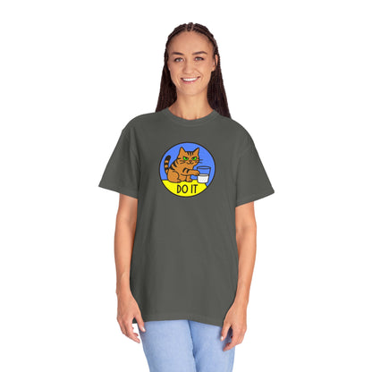 T-Shirt: Do It - Funny Cat Meme Graphic Tee with Kitty and Glass - Mischievous Unisex Shirt for Chaos-Loving Cat People