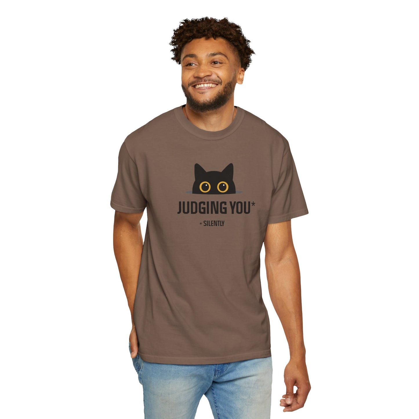 T-Shirt: Judging You. Silently – Funny Black Cat Eyes Graphic Tee – Snarky Unisex Shirt for Introverts & Cat Lovers