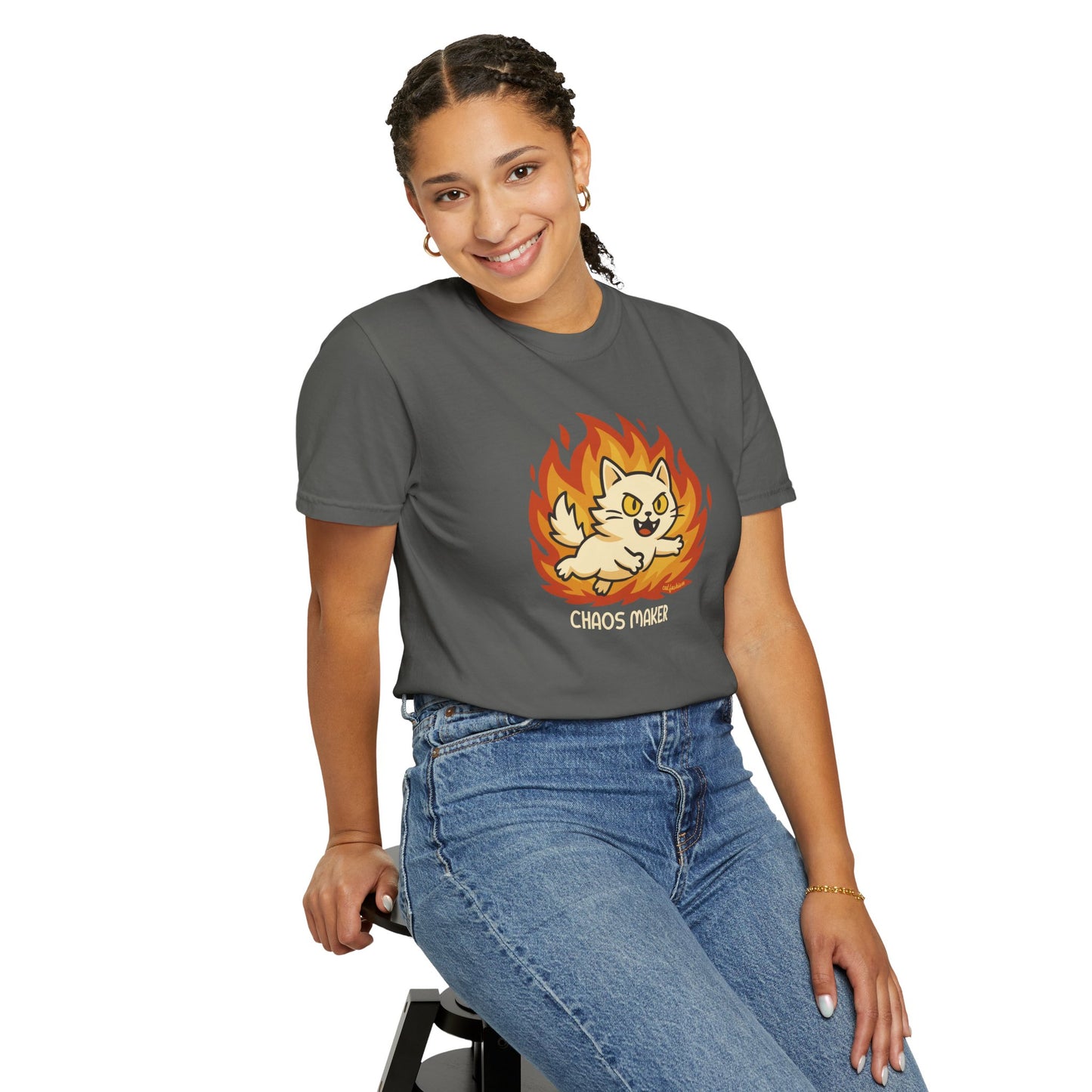 T-Shirt: Chaos Maker – Wild Cat in Flames Graphic Tee – Funny Unisex Shirt for Rebels, Gamers & Agents of Mayhem
