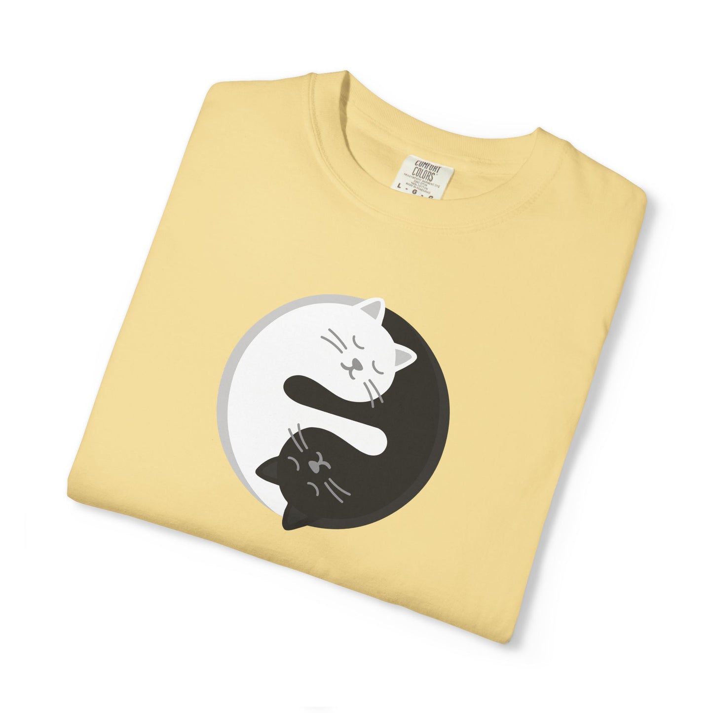 T-Shirt: Yin Yang Cats - Minimalist Zen Kitty Graphic Tee - Cute Black & White Cat Unisex Shirt for Balance and Chill Vibes