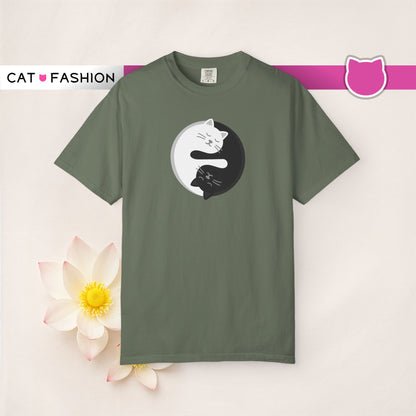 T-Shirt: Yin Yang Cats - Minimalist Zen Kitty Graphic Tee - Cute Black & White Cat Unisex Shirt for Balance and Chill Vibes