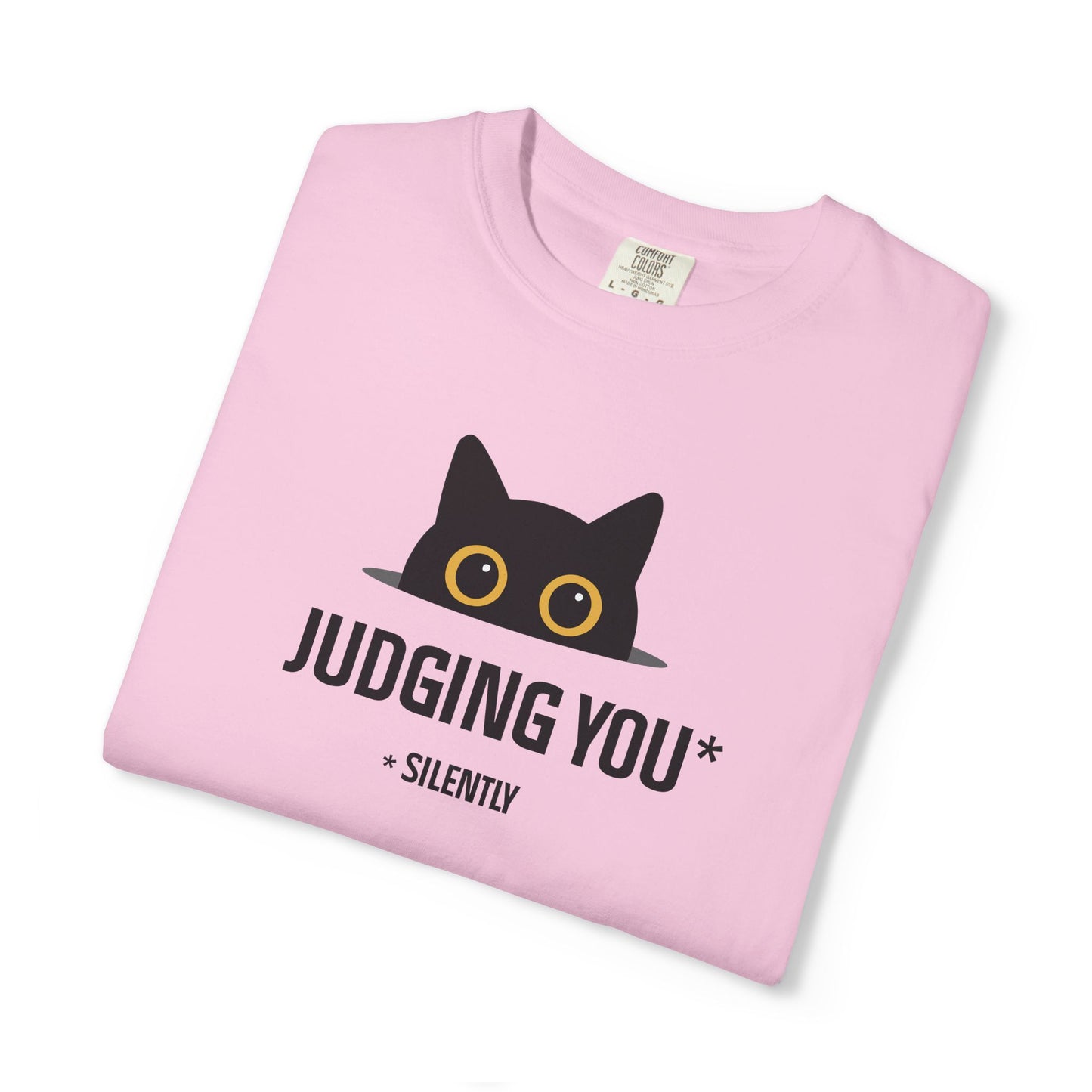 T-Shirt: Judging You. Silently – Funny Black Cat Eyes Graphic Tee – Snarky Unisex Shirt for Introverts & Cat Lovers