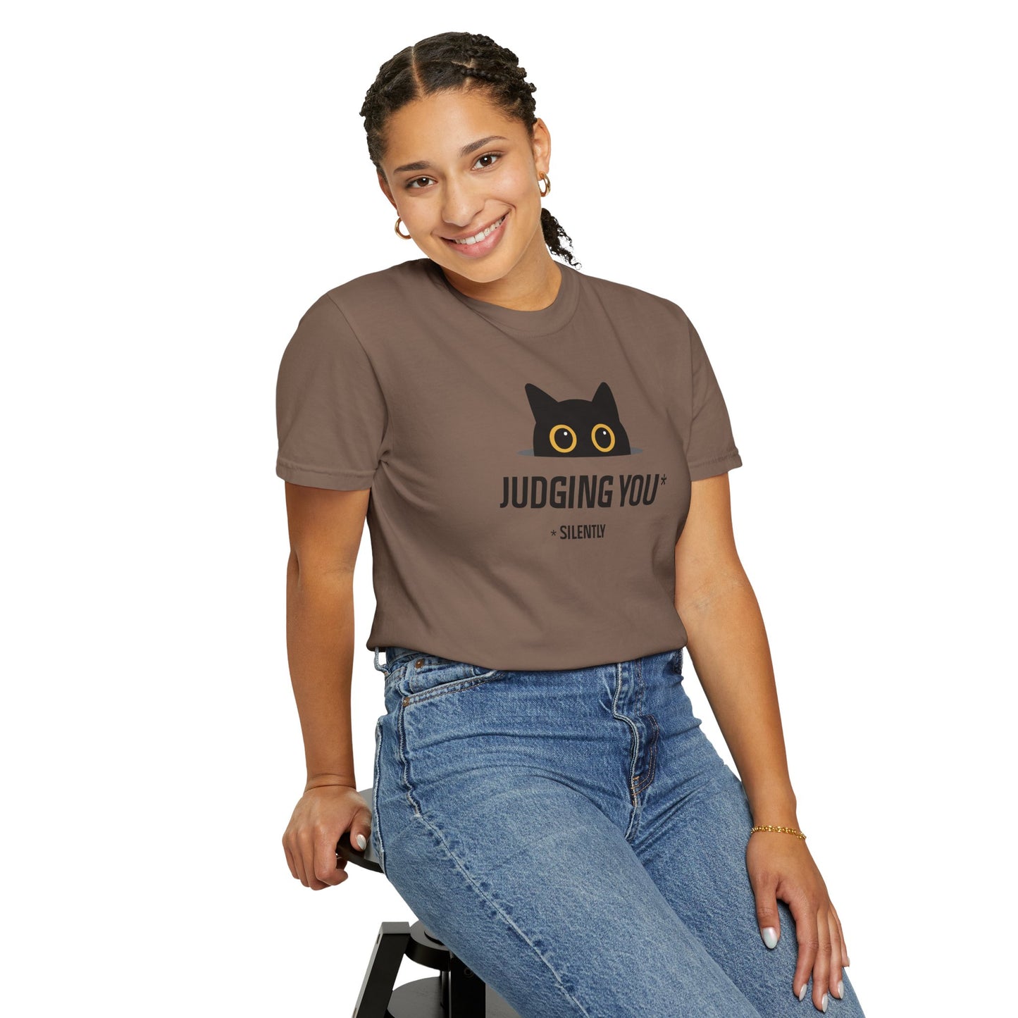 T-Shirt: Judging You. Silently – Funny Black Cat Eyes Graphic Tee – Snarky Unisex Shirt for Introverts & Cat Lovers