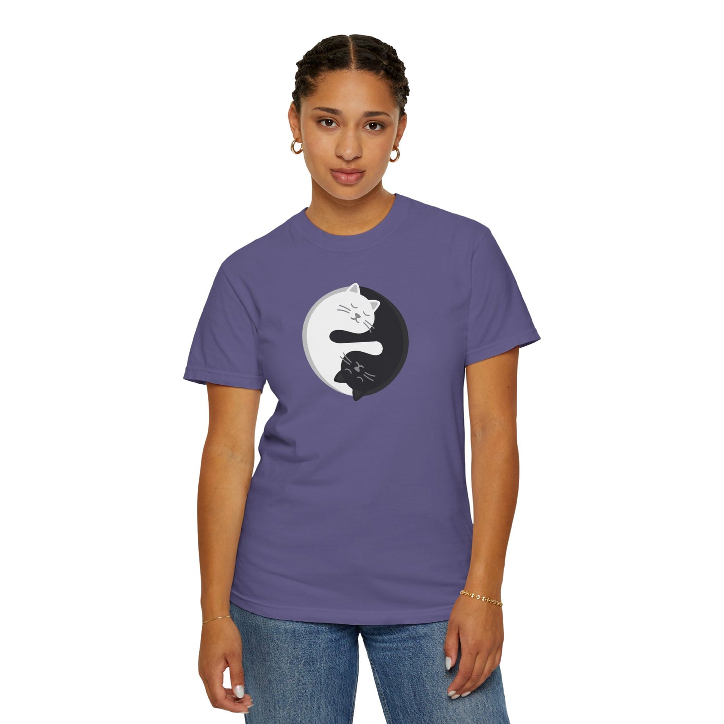 T-Shirt: Yin Yang Cats - Minimalist Zen Kitty Graphic Tee - Cute Black & White Cat Unisex Shirt for Balance and Chill Vibes