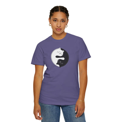T-Shirt: Yin Yang Cats - Minimalist Zen Kitty Graphic Tee - Cute Black & White Cat Unisex Shirt for Balance and Chill Vibes