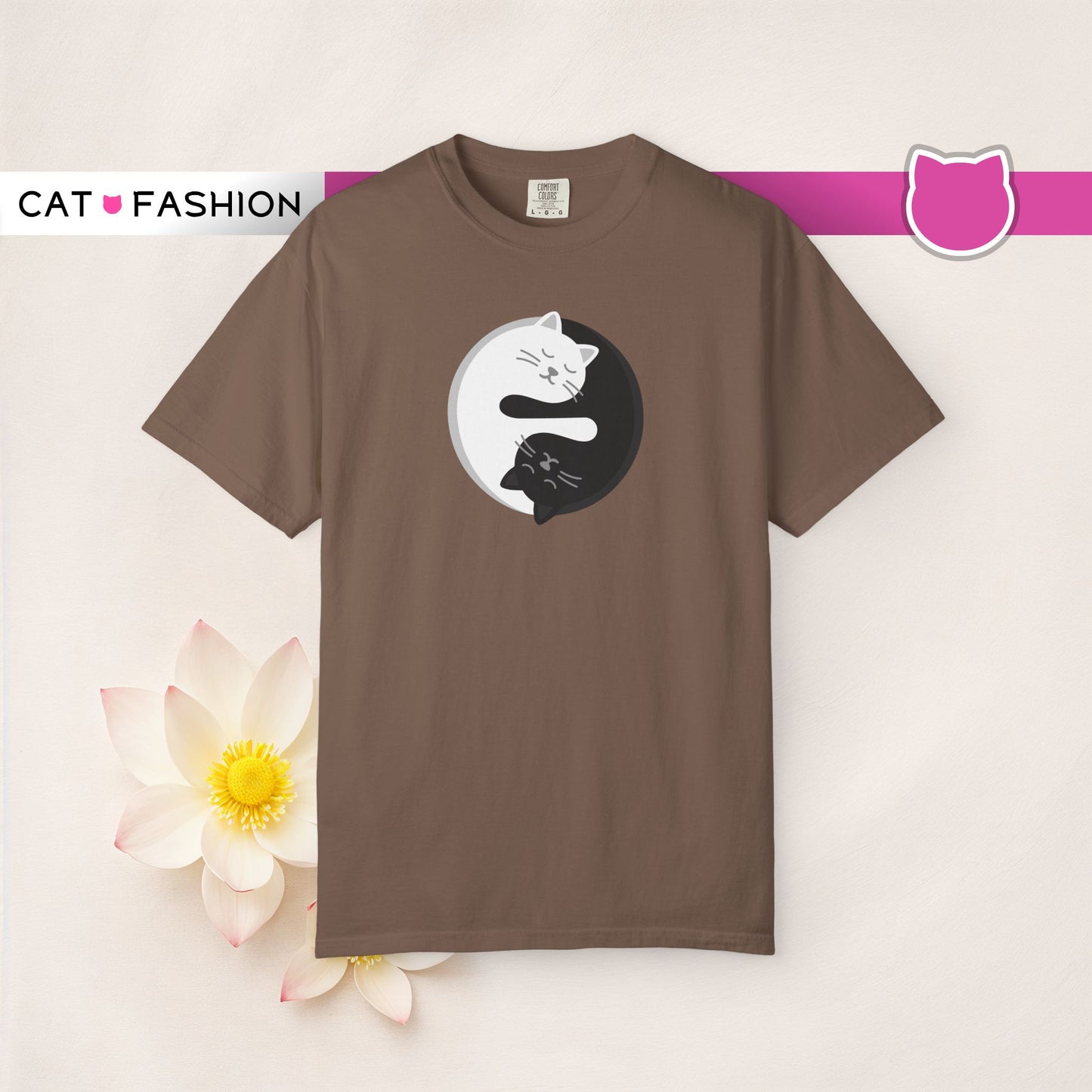 T-Shirt: Yin Yang Cats - Minimalist Zen Kitty Graphic Tee - Cute Black & White Cat Unisex Shirt for Balance and Chill Vibes