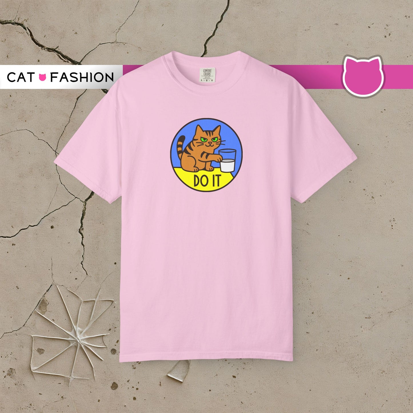 T-Shirt: Do It - Funny Cat Meme Graphic Tee with Kitty and Glass - Mischievous Unisex Shirt for Chaos-Loving Cat People
