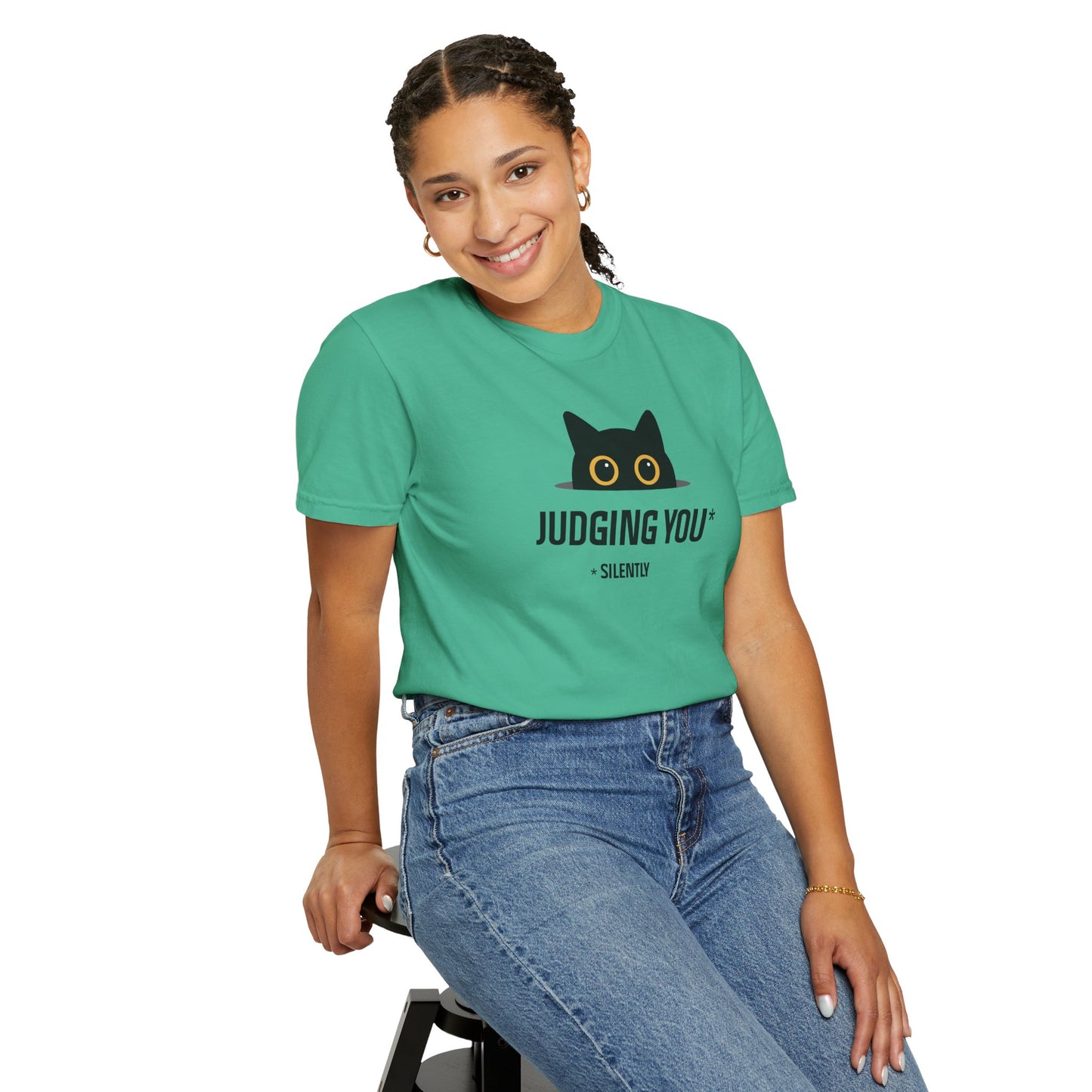 T-Shirt: Judging You. Silently – Funny Black Cat Eyes Graphic Tee – Snarky Unisex Shirt for Introverts & Cat Lovers