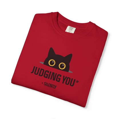 T-Shirt: Judging You. Silently – Funny Black Cat Eyes Graphic Tee – Snarky Unisex Shirt for Introverts & Cat Lovers