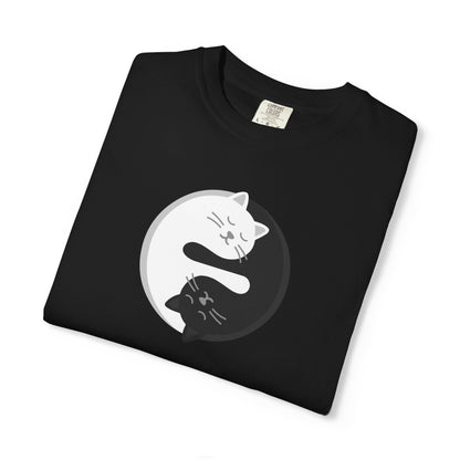 T-Shirt: Yin Yang Cats - Minimalist Zen Kitty Graphic Tee - Cute Black & White Cat Unisex Shirt for Balance and Chill Vibes