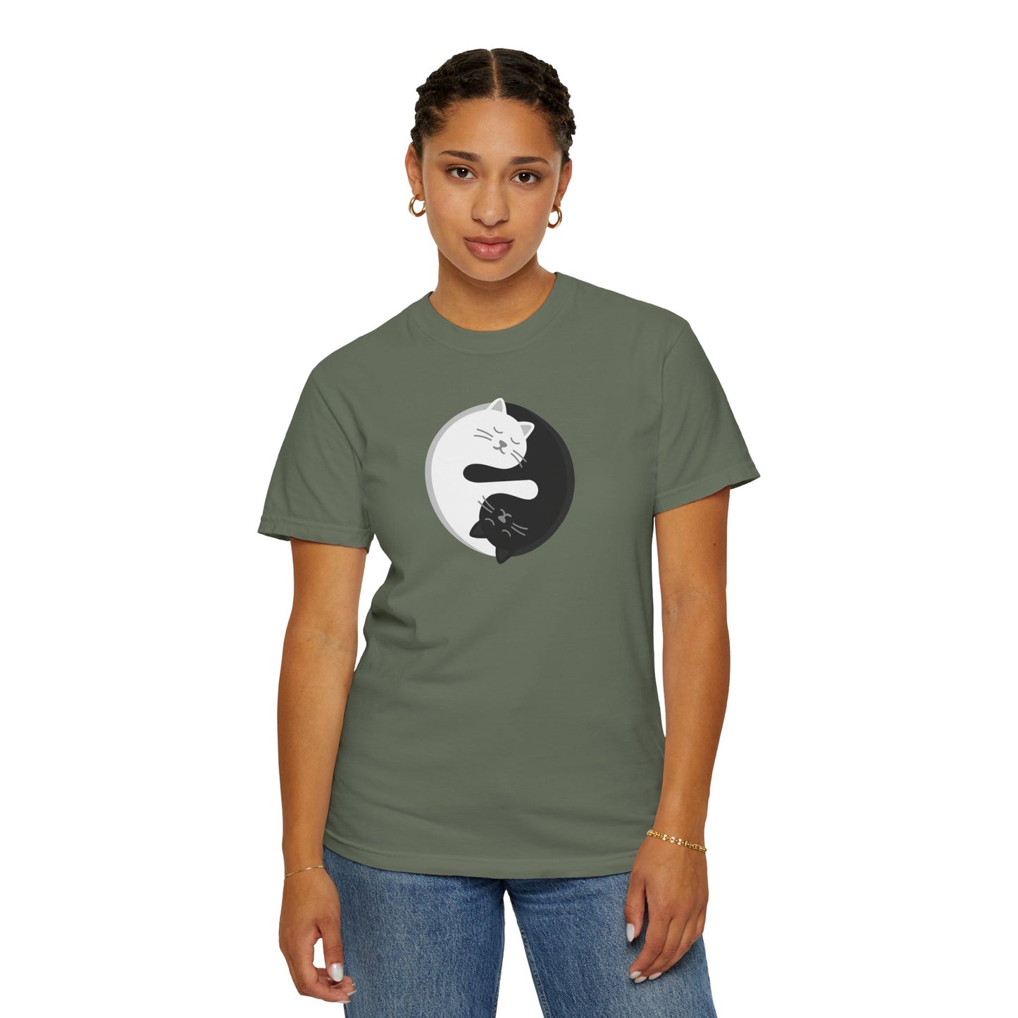 T-Shirt: Yin Yang Cats - Minimalist Zen Kitty Graphic Tee - Cute Black & White Cat Unisex Shirt for Balance and Chill Vibes