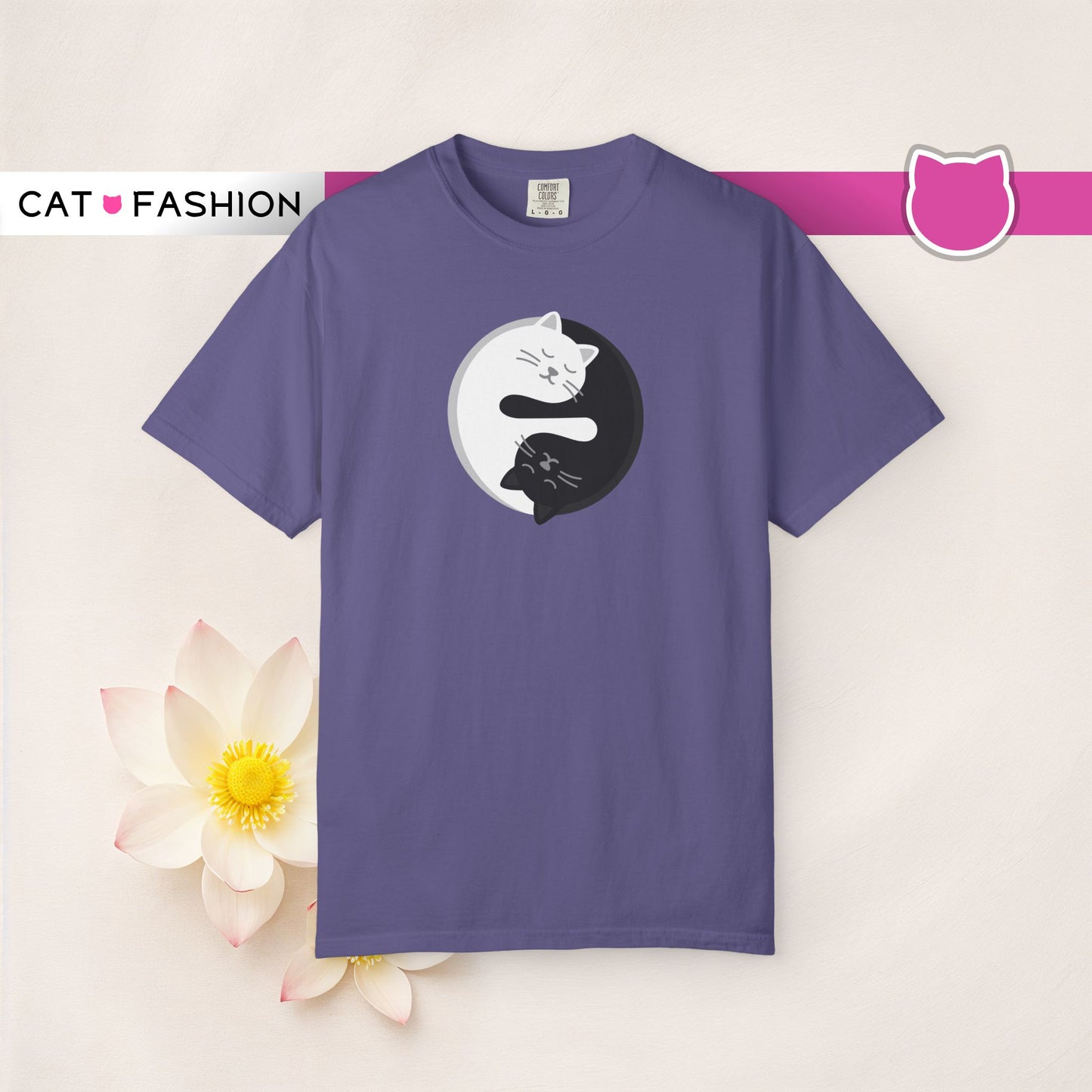 T-Shirt: Yin Yang Cats - Minimalist Zen Kitty Graphic Tee - Cute Black & White Cat Unisex Shirt for Balance and Chill Vibes