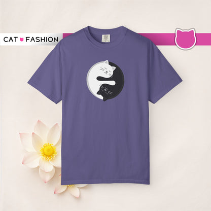 T-Shirt: Yin Yang Cats - Minimalist Zen Kitty Graphic Tee - Cute Black & White Cat Unisex Shirt for Balance and Chill Vibes