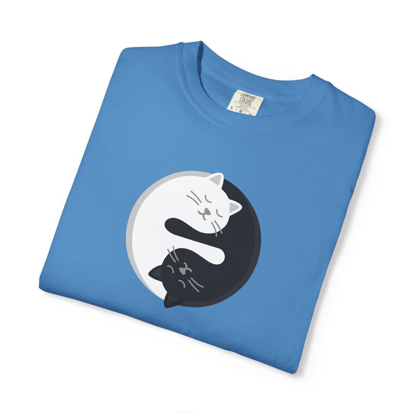 T-Shirt: Yin Yang Cats - Minimalist Zen Kitty Graphic Tee - Cute Black & White Cat Unisex Shirt for Balance and Chill Vibes