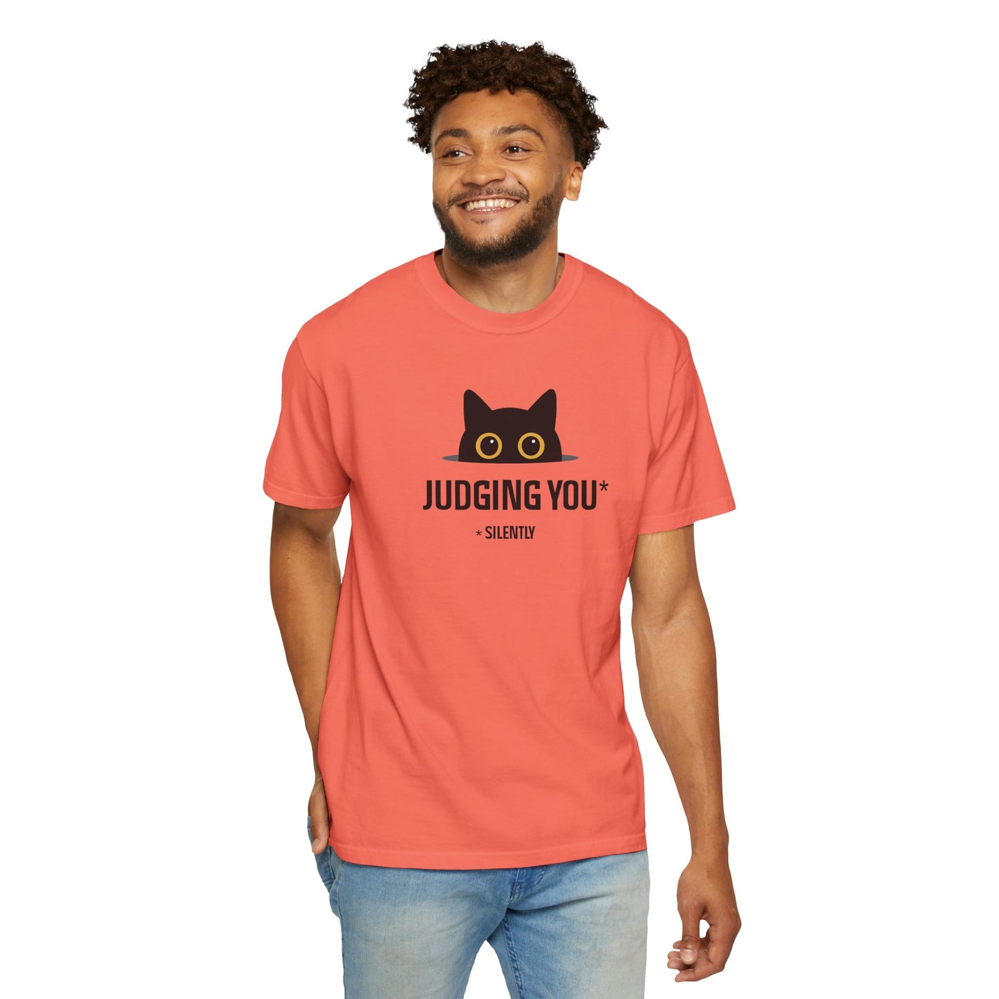 T-Shirt: Judging You. Silently – Funny Black Cat Eyes Graphic Tee – Snarky Unisex Shirt for Introverts & Cat Lovers