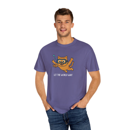 T-Shirt: Let The World Wait - Funny Swimming Cat Graphic Tee - Cute Unisex Shirt for Cat Lovers & Chill Vibes