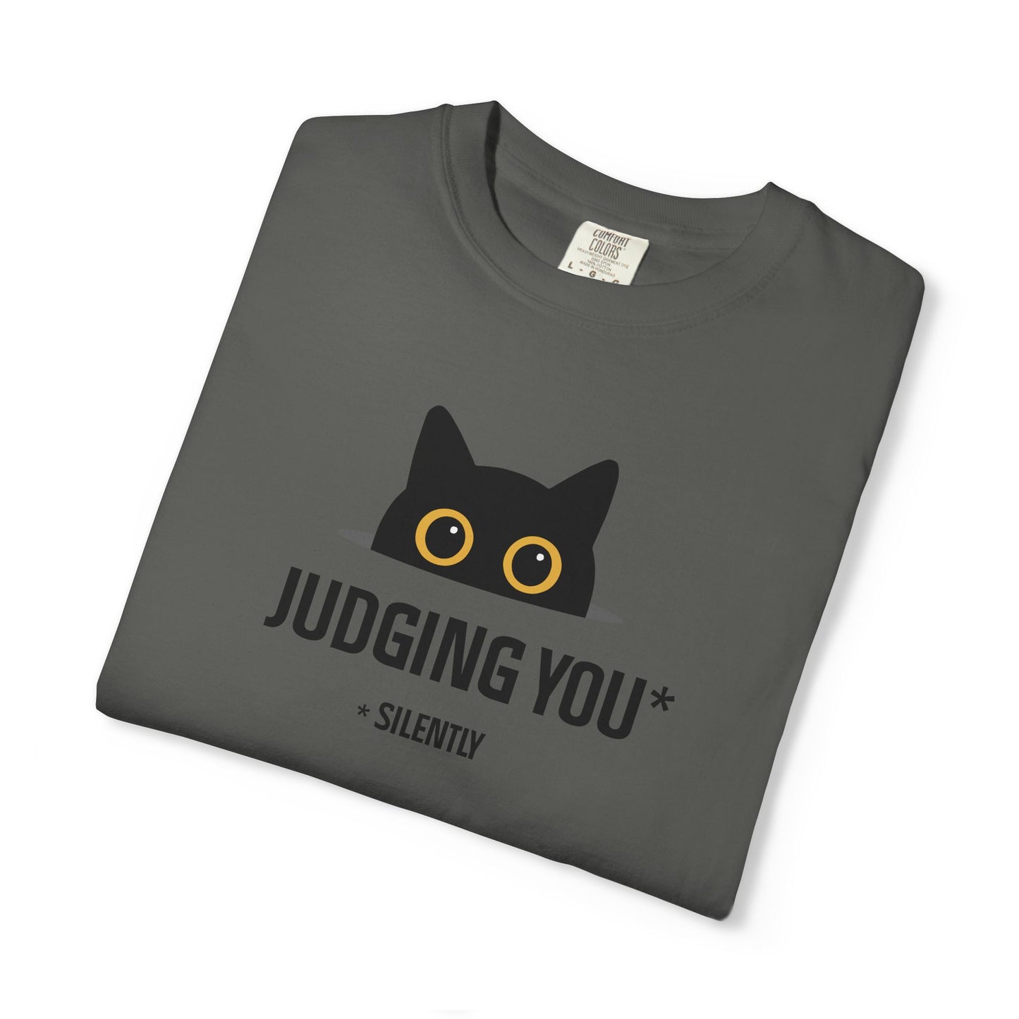 T-Shirt: Judging You. Silently – Funny Black Cat Eyes Graphic Tee – Snarky Unisex Shirt for Introverts & Cat Lovers