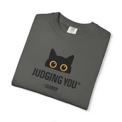 T-Shirt: Judging You. Silently – Funny Black Cat Eyes Graphic Tee – Snarky Unisex Shirt for Introverts & Cat Lovers