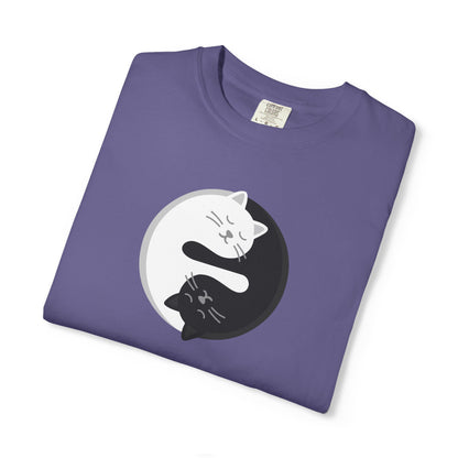 T-Shirt: Yin Yang Cats - Minimalist Zen Kitty Graphic Tee - Cute Black & White Cat Unisex Shirt for Balance and Chill Vibes