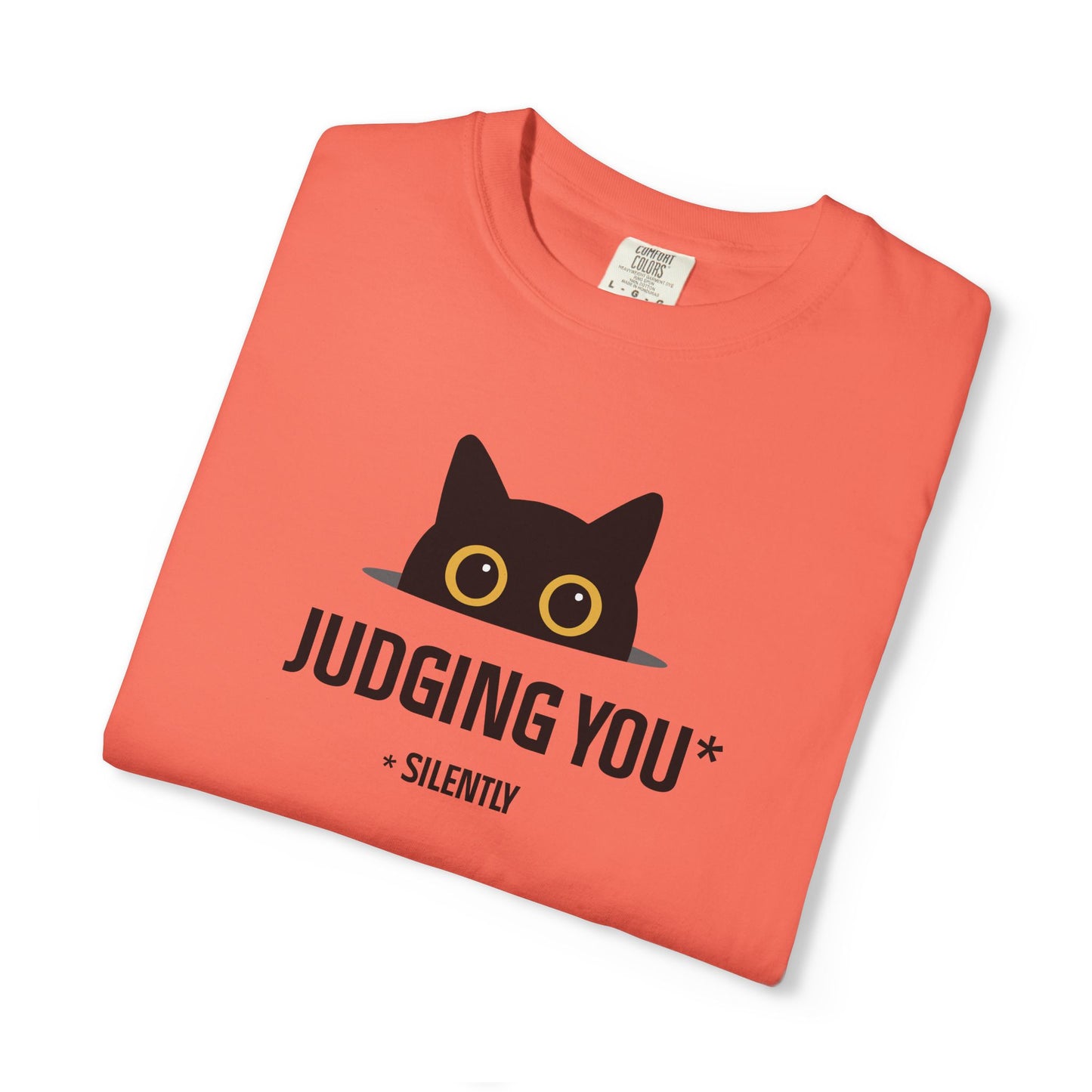 T-Shirt: Judging You. Silently – Funny Black Cat Eyes Graphic Tee – Snarky Unisex Shirt for Introverts & Cat Lovers