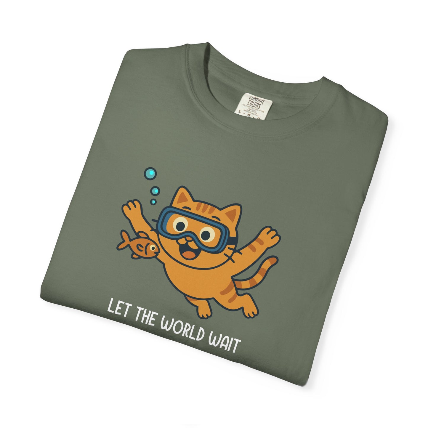 T-Shirt: Let The World Wait - Funny Swimming Cat Graphic Tee - Cute Unisex Shirt for Cat Lovers & Chill Vibes