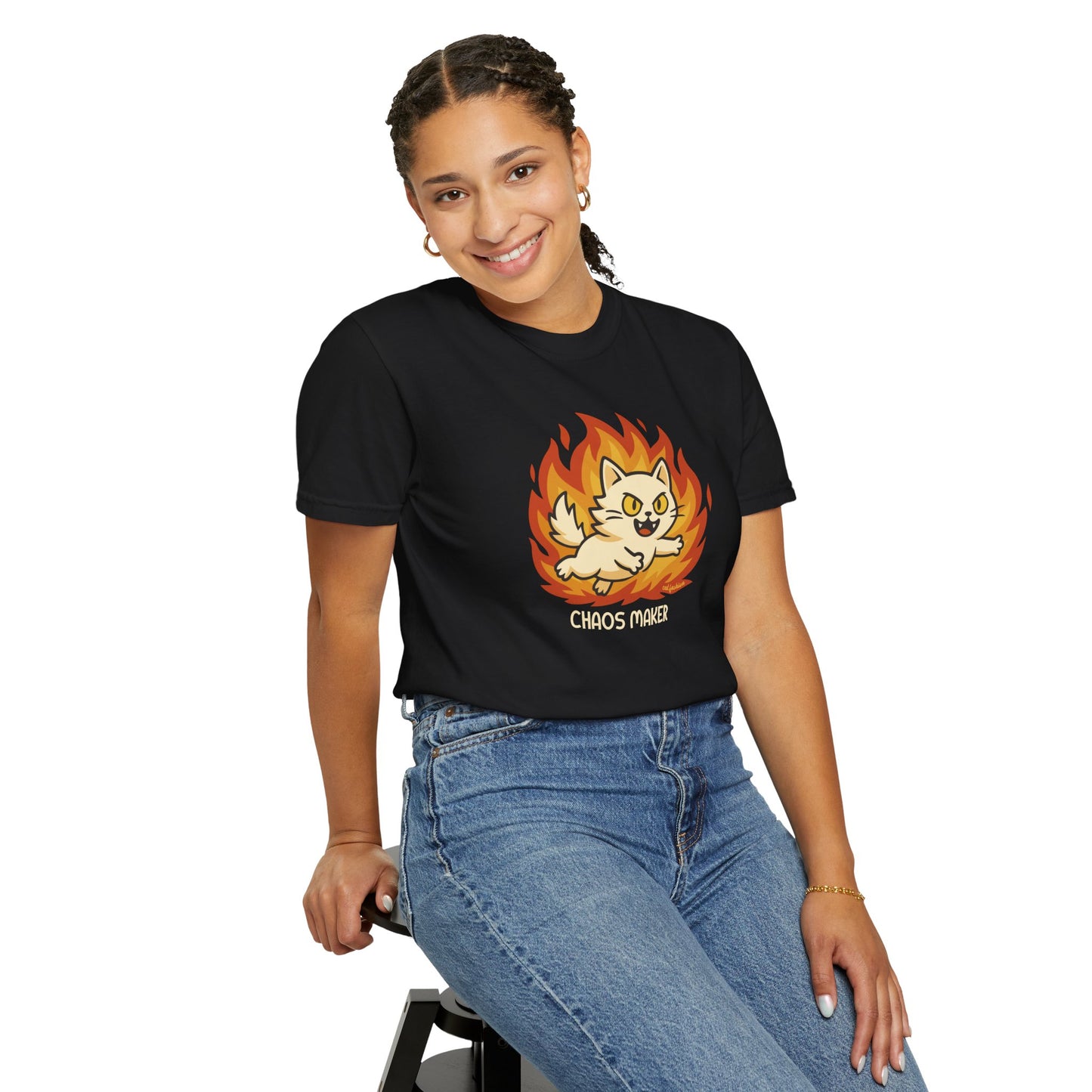 T-Shirt: Chaos Maker – Wild Cat in Flames Graphic Tee – Funny Unisex Shirt for Rebels, Gamers & Agents of Mayhem
