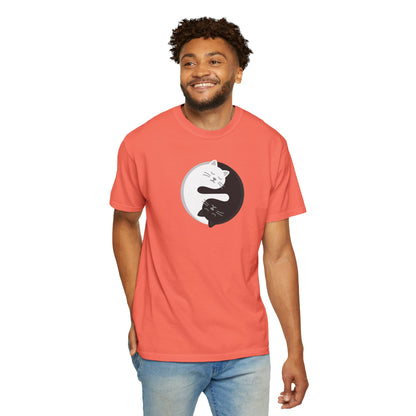 T-Shirt: Yin Yang Cats - Minimalist Zen Kitty Graphic Tee - Cute Black & White Cat Unisex Shirt for Balance and Chill Vibes