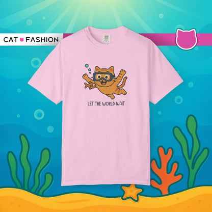 T-Shirt: Let The World Wait - Funny Swimming Cat Graphic Tee - Cute Unisex Shirt for Cat Lovers & Chill Vibes