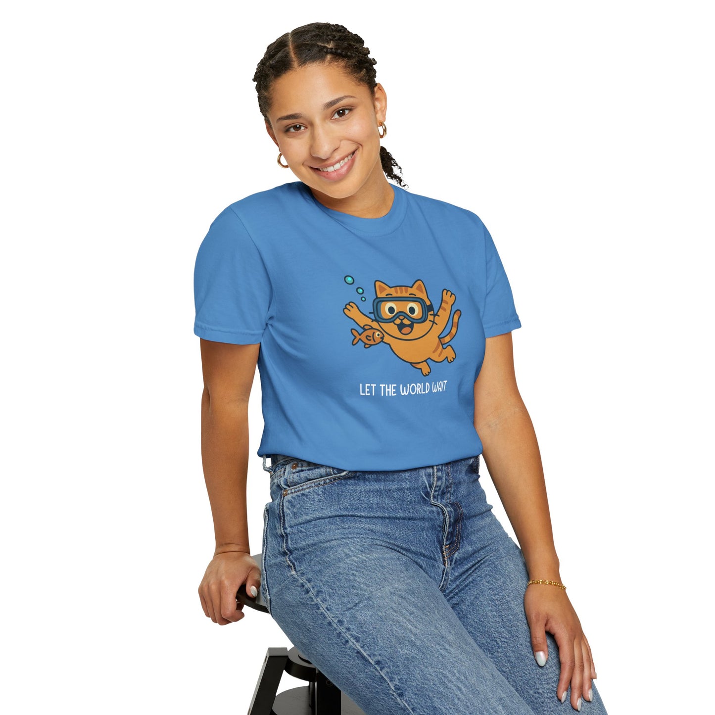 T-Shirt: Let The World Wait - Funny Swimming Cat Graphic Tee - Cute Unisex Shirt for Cat Lovers & Chill Vibes