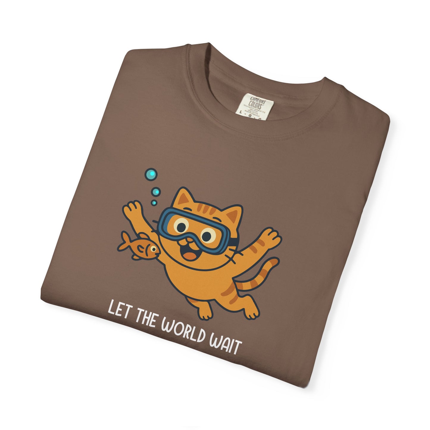 T-Shirt: Let The World Wait - Funny Swimming Cat Graphic Tee - Cute Unisex Shirt for Cat Lovers & Chill Vibes