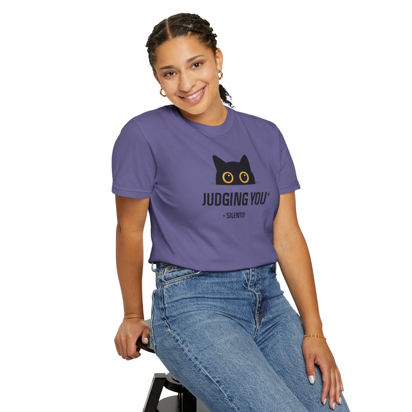 T-Shirt: Judging You. Silently – Funny Black Cat Eyes Graphic Tee – Snarky Unisex Shirt for Introverts & Cat Lovers