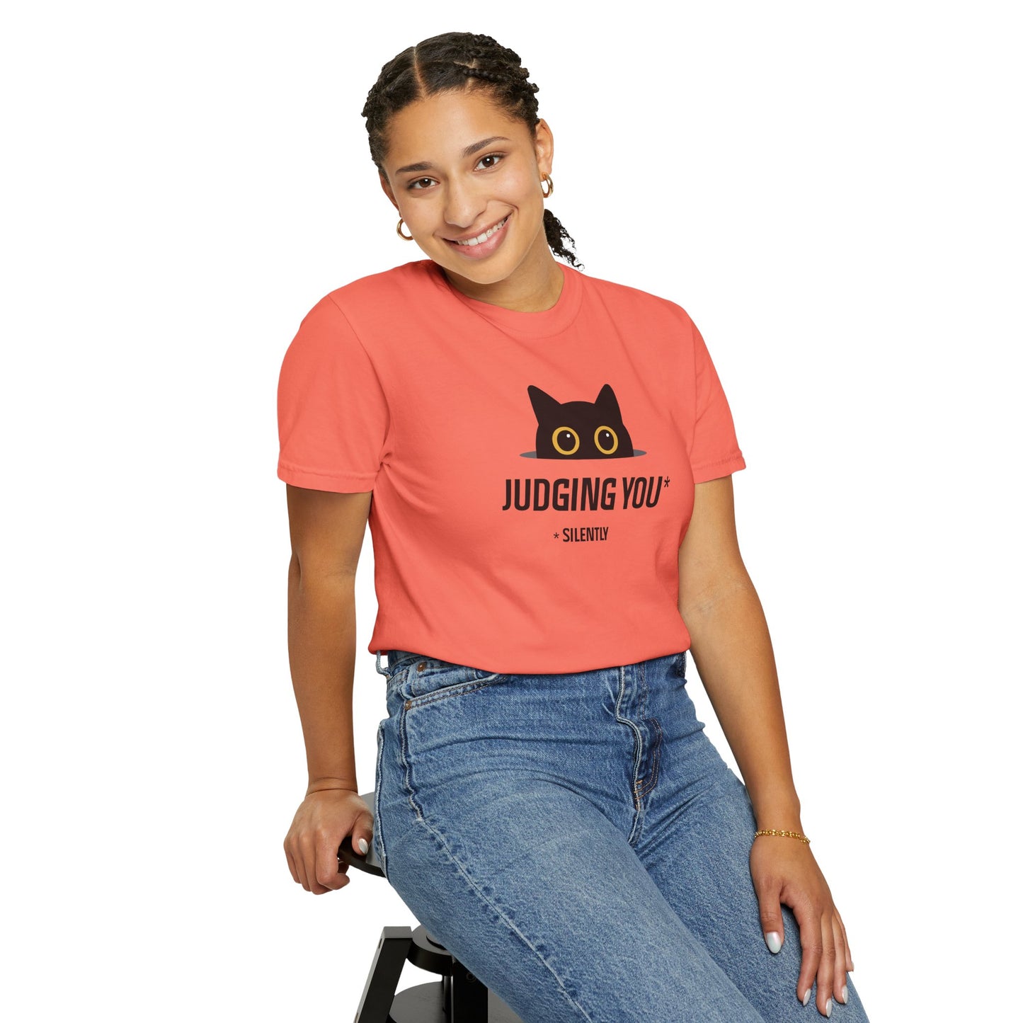 T-Shirt: Judging You. Silently – Funny Black Cat Eyes Graphic Tee – Snarky Unisex Shirt for Introverts & Cat Lovers